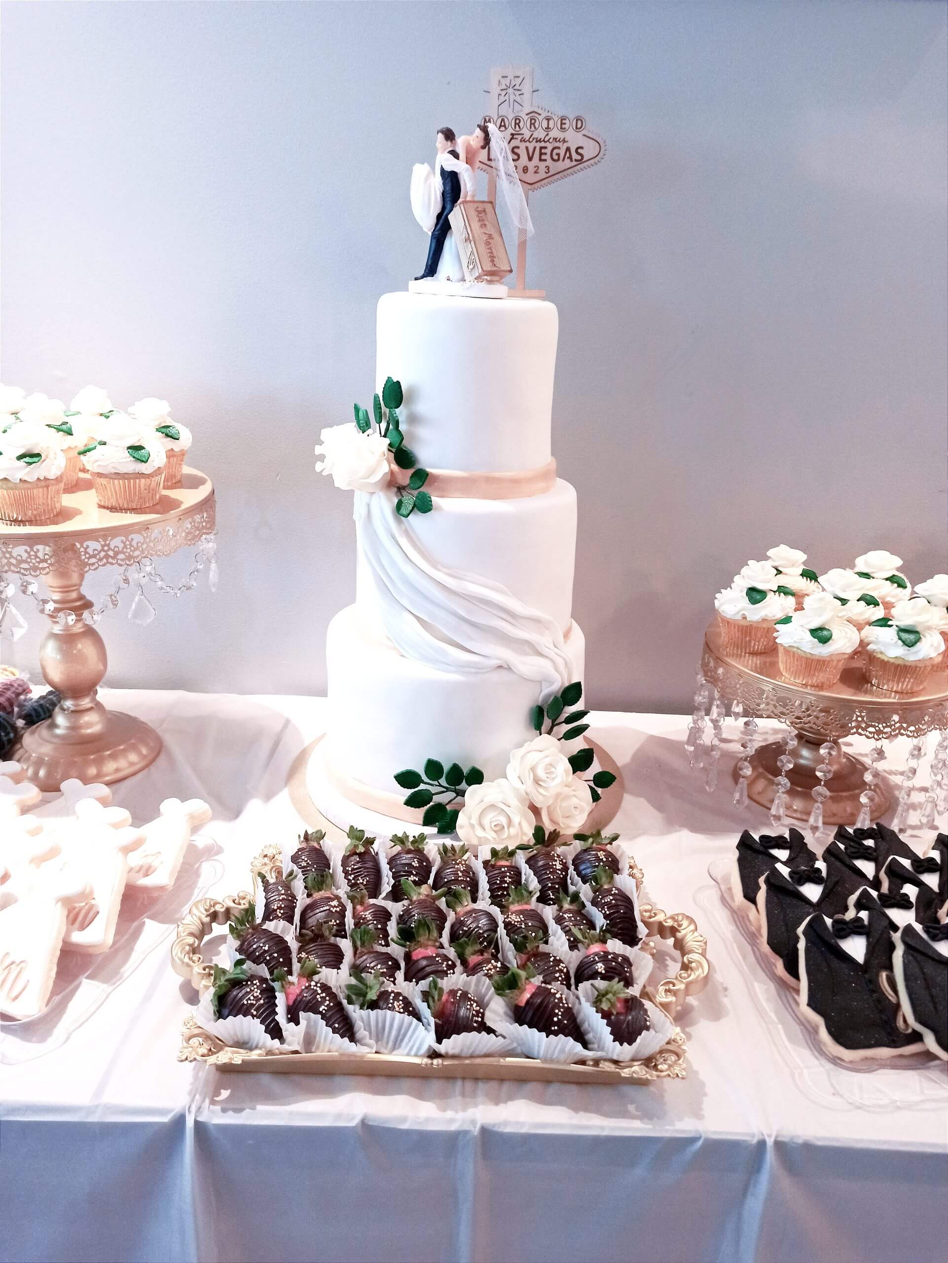 Gâteau de mariage et plateaux de desserts conçus par Créations La dent sucrée.