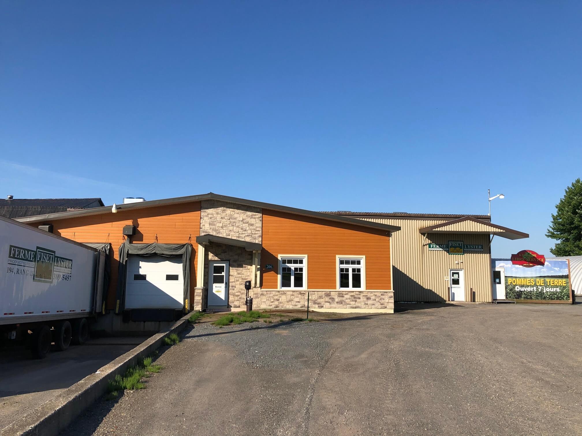 Ferme et kiosque de Ferme Fiset Lyster vus de l'extérieur.