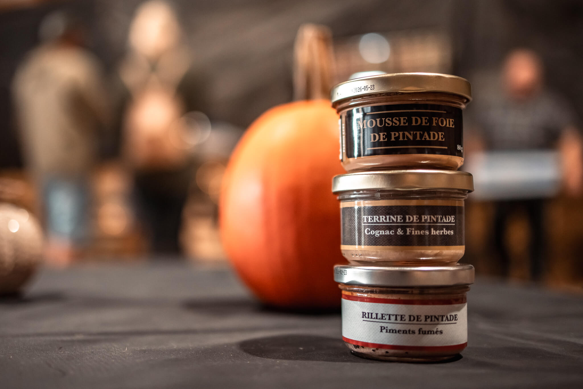 Trois petits pots de produits typiques de La Pintarade : mousse de foie, terrine et rillette de pintade.