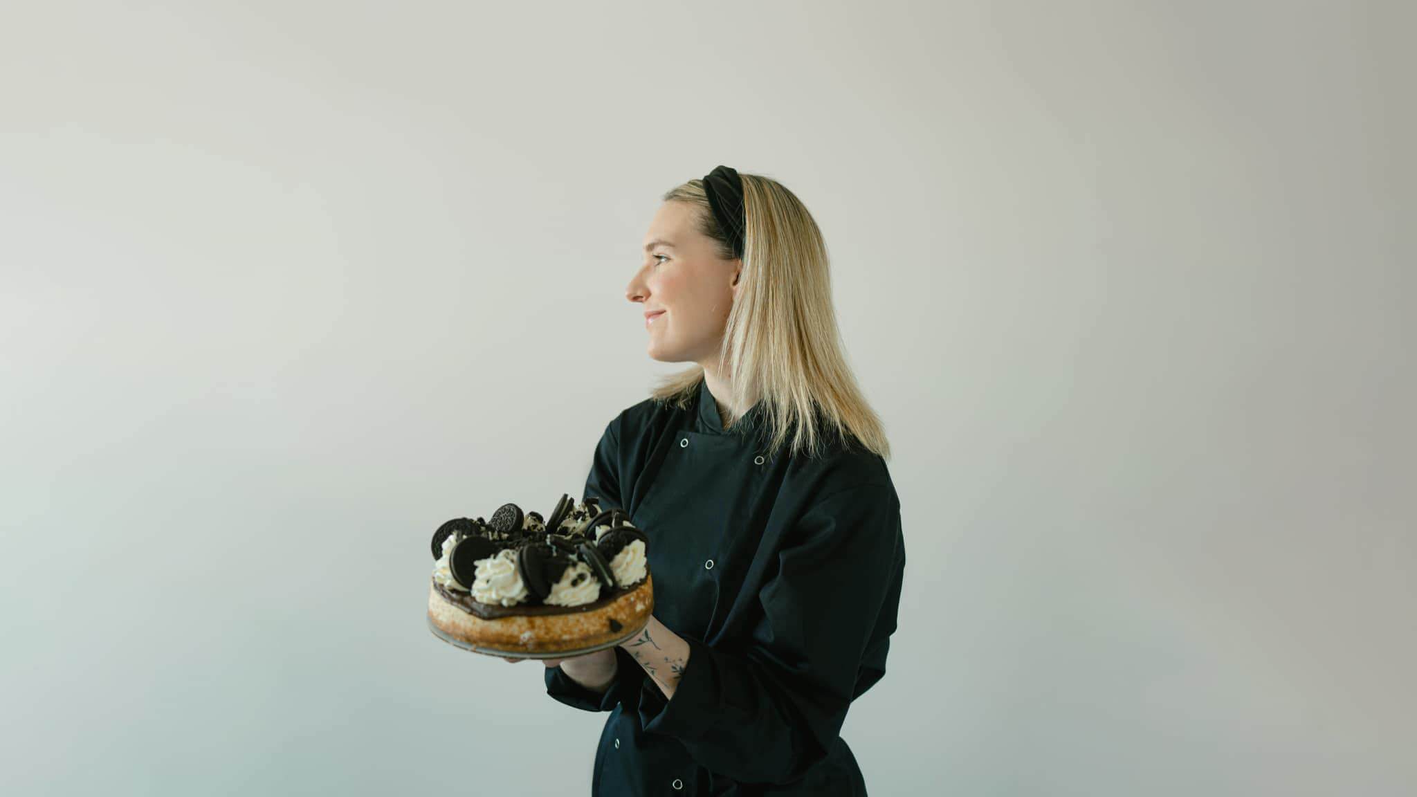 Coraly la pâtissière tenant un gâteau.