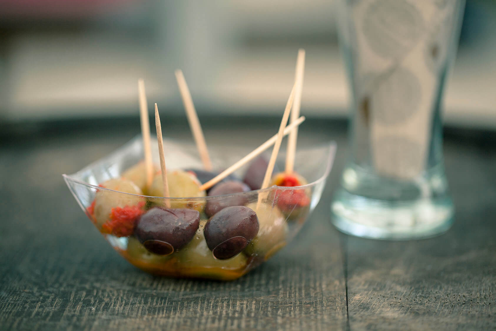 Plat d'olives marinées de chez l'Olivier Del Mondo.