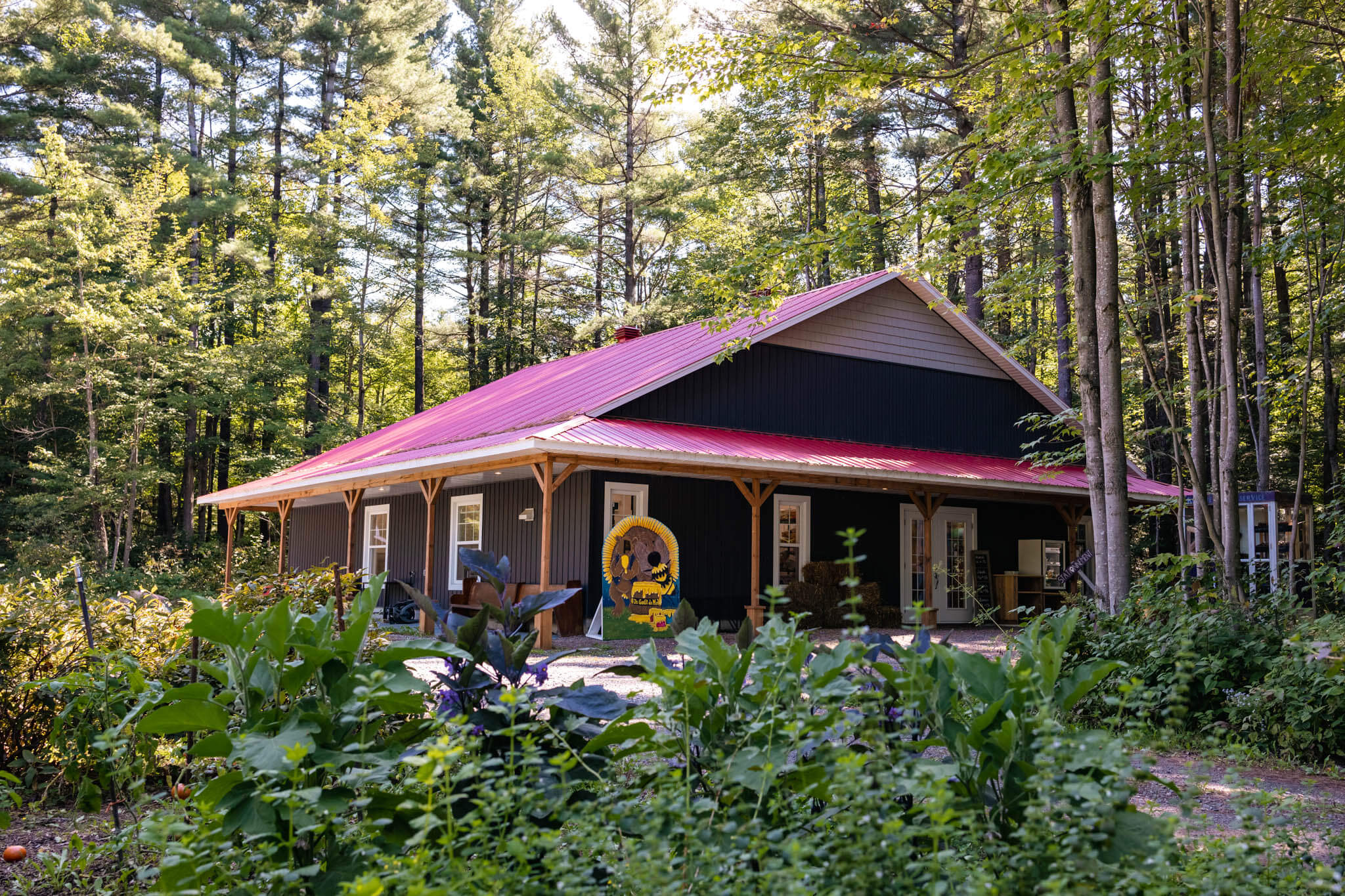 Miellerie située en forêt, vue de l'extérieur.
