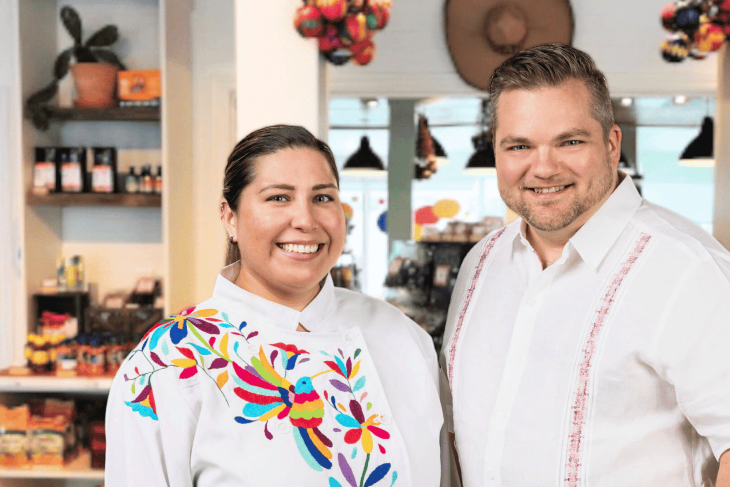 Les propriétaires des Aliments Lili et Gordo prennent la pose devant leurs produits.