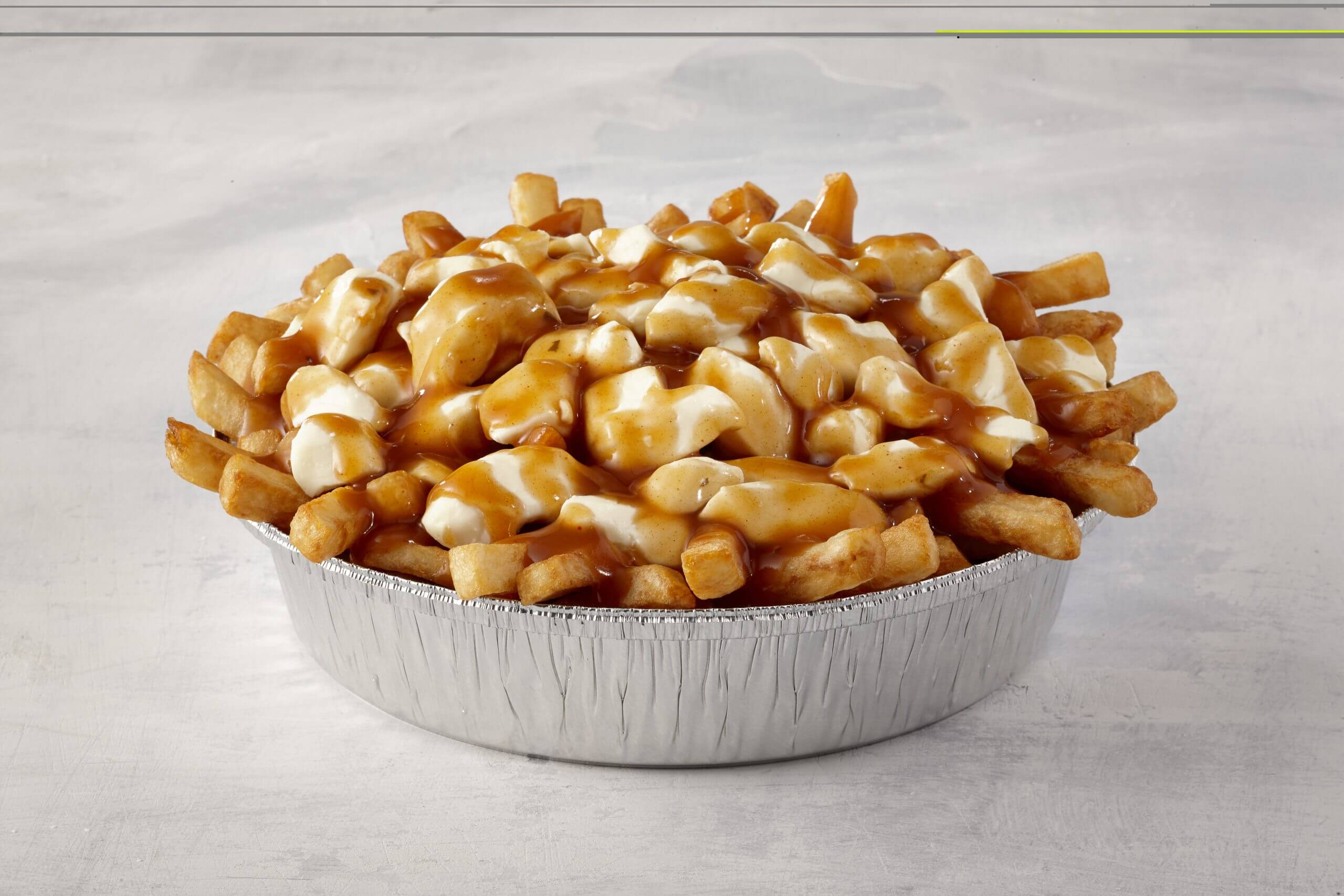 Grande poutine de la Fromagerie Victoria dans un plat en aluminium à emporter.