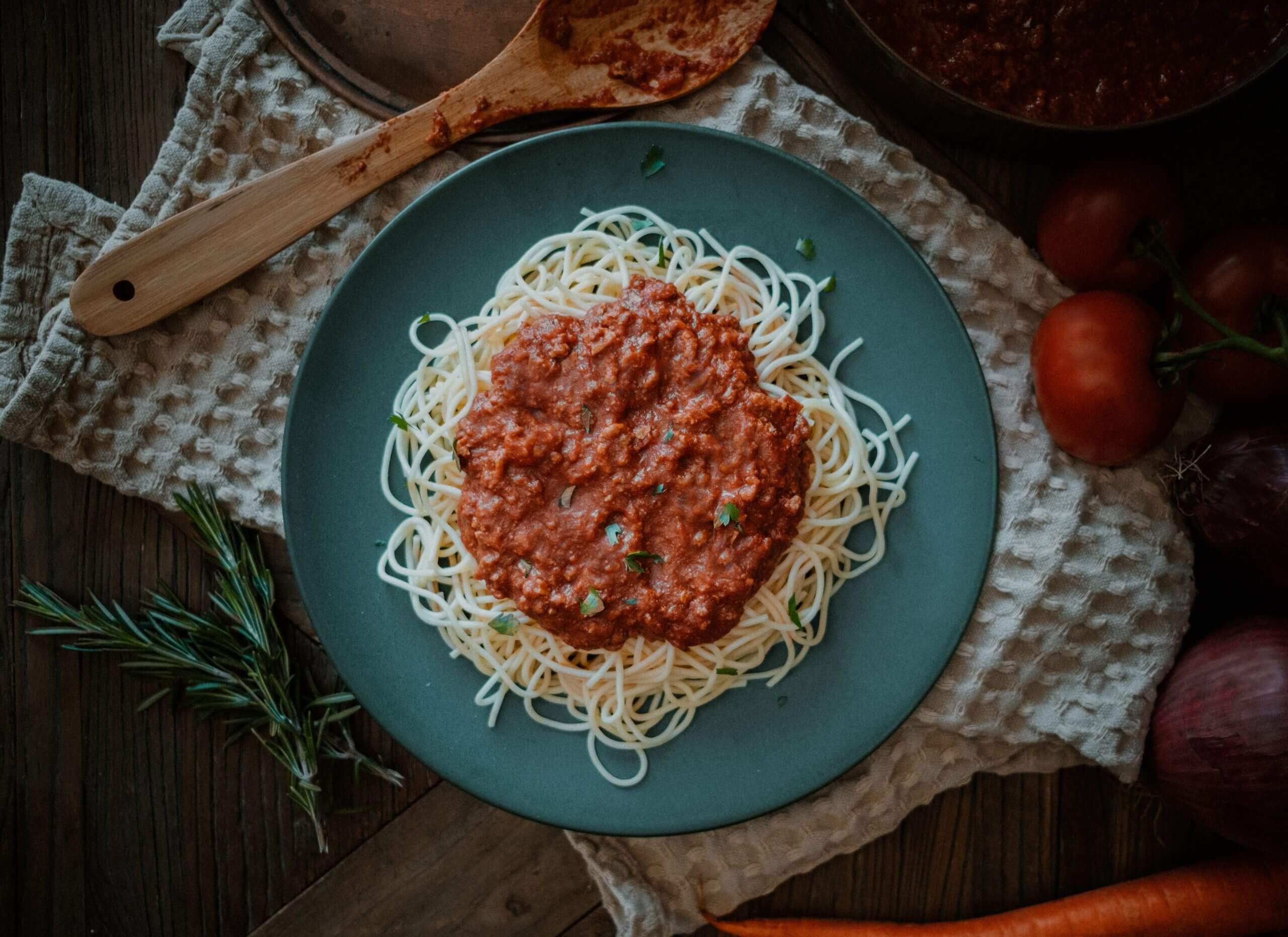 Plat de spaghetti avec sauce à la viande, une option de prêt-à-manger offerte par Baska cuisine commerciale.