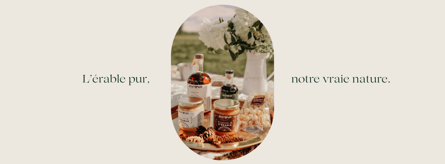 Produits d'érable de chez Jasmino posés sur une table champêtre à l'extérieur, avec le slogan « L'érable pur, notre vraie nature ».