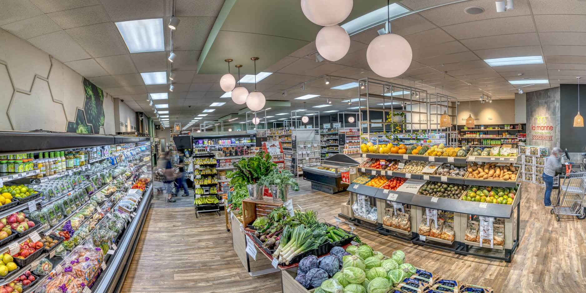 Les étalages de la section épicerie de La Manne, débordant de fruits et légumes frais de d'autres aliments santé.