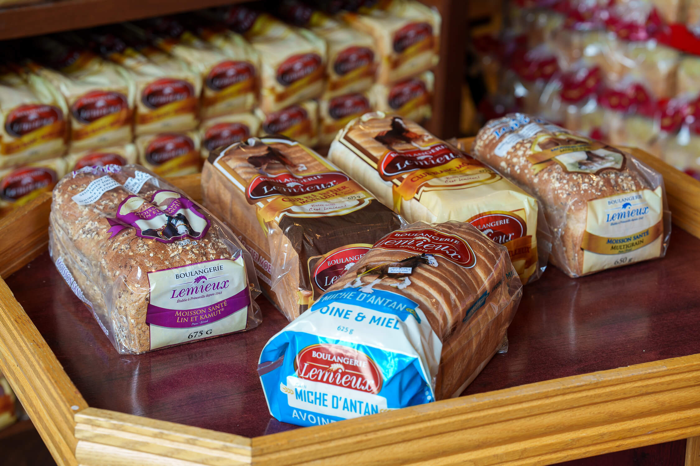 Gros plan sur 5 variétés de miches de pain de la Boulangerie Lemieux.