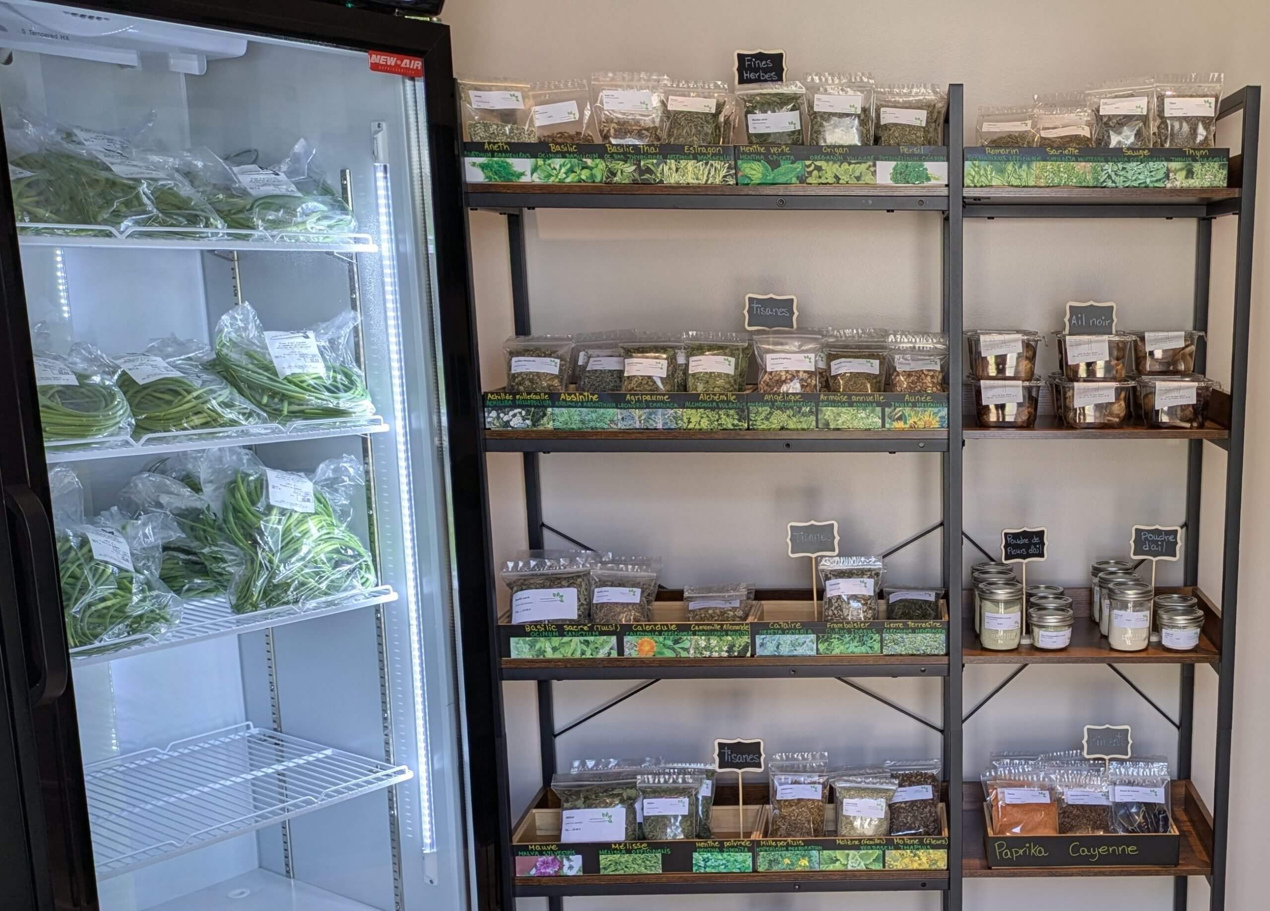 Les étalages de produits disponibles à la boutique du Jardin des Beaux Chemins.