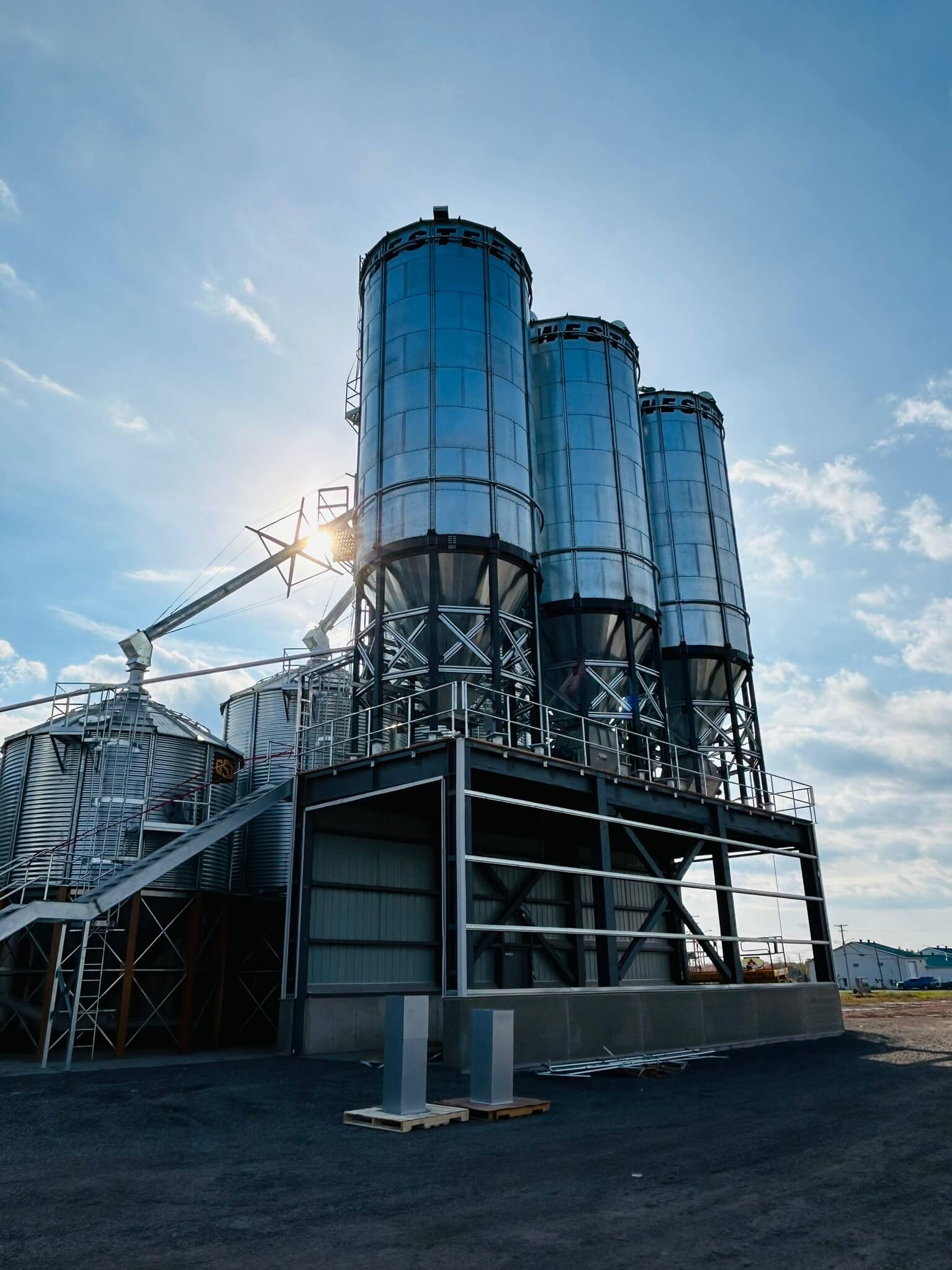 Les silos utilisés par Semican pour leurs produits céréaliers.