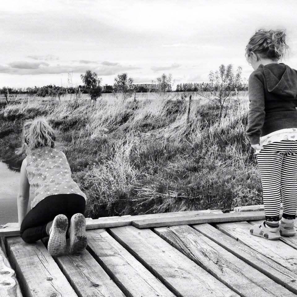 Deux enfants observant les cultures de la ferme La Belle Campagne.