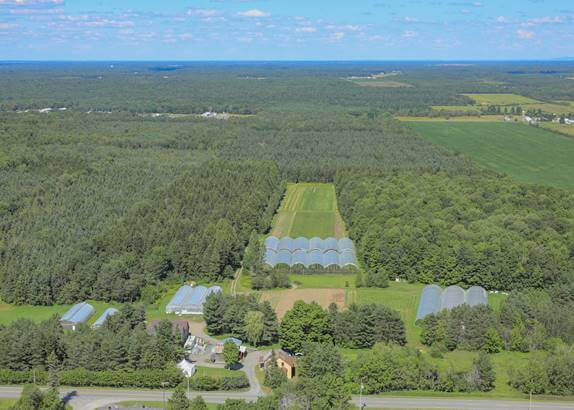 Les 5 hectares verdoyants de la Ferme de la Berceuse en vue aérienne.
