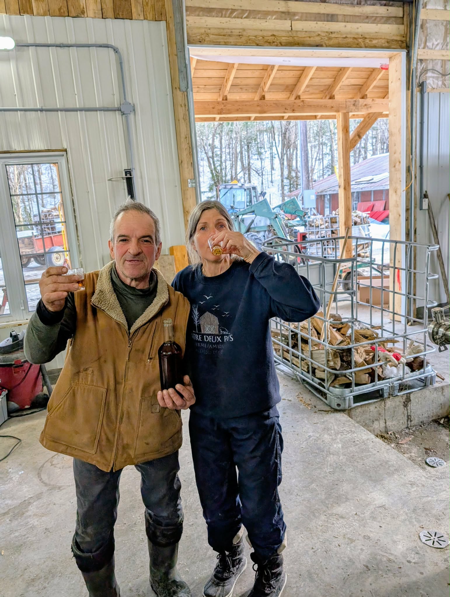 Deux des propriétaires derrière la ferme familiale Entre Deux Pays, en train de déguster leurs produits d'érable.