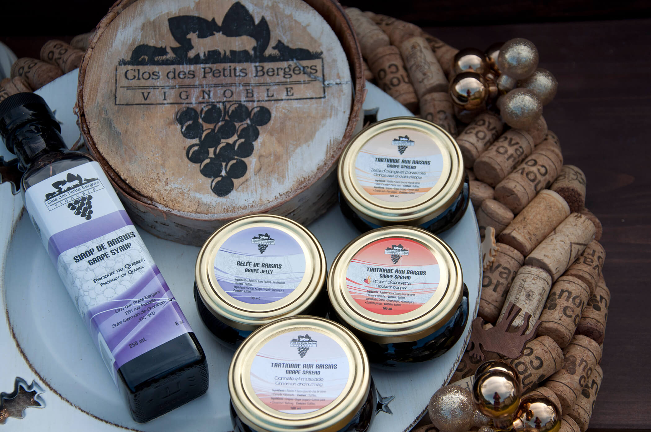 Plateau de gelées, tartinades et sirops produits par le Clos des Petits Bergers.
