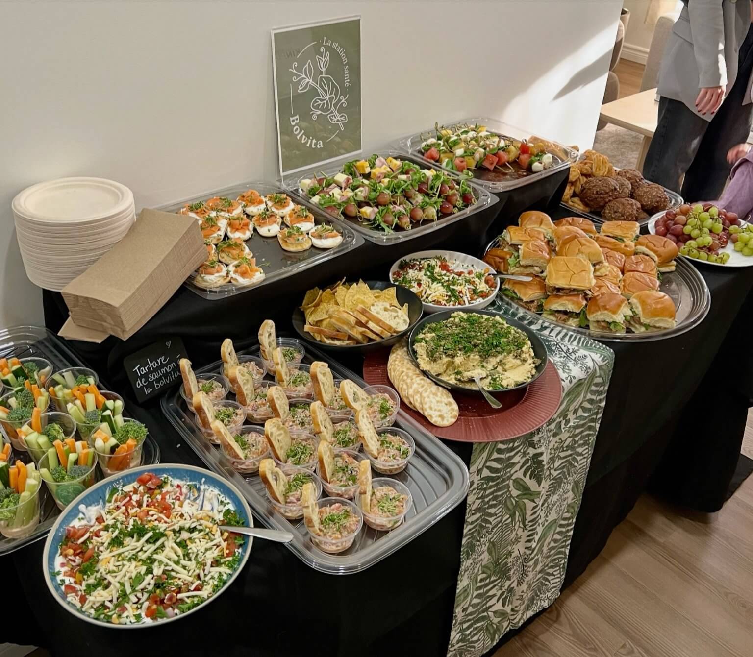 Un buffet garni de bouchées et de mets préparés par La Station Bolvita.