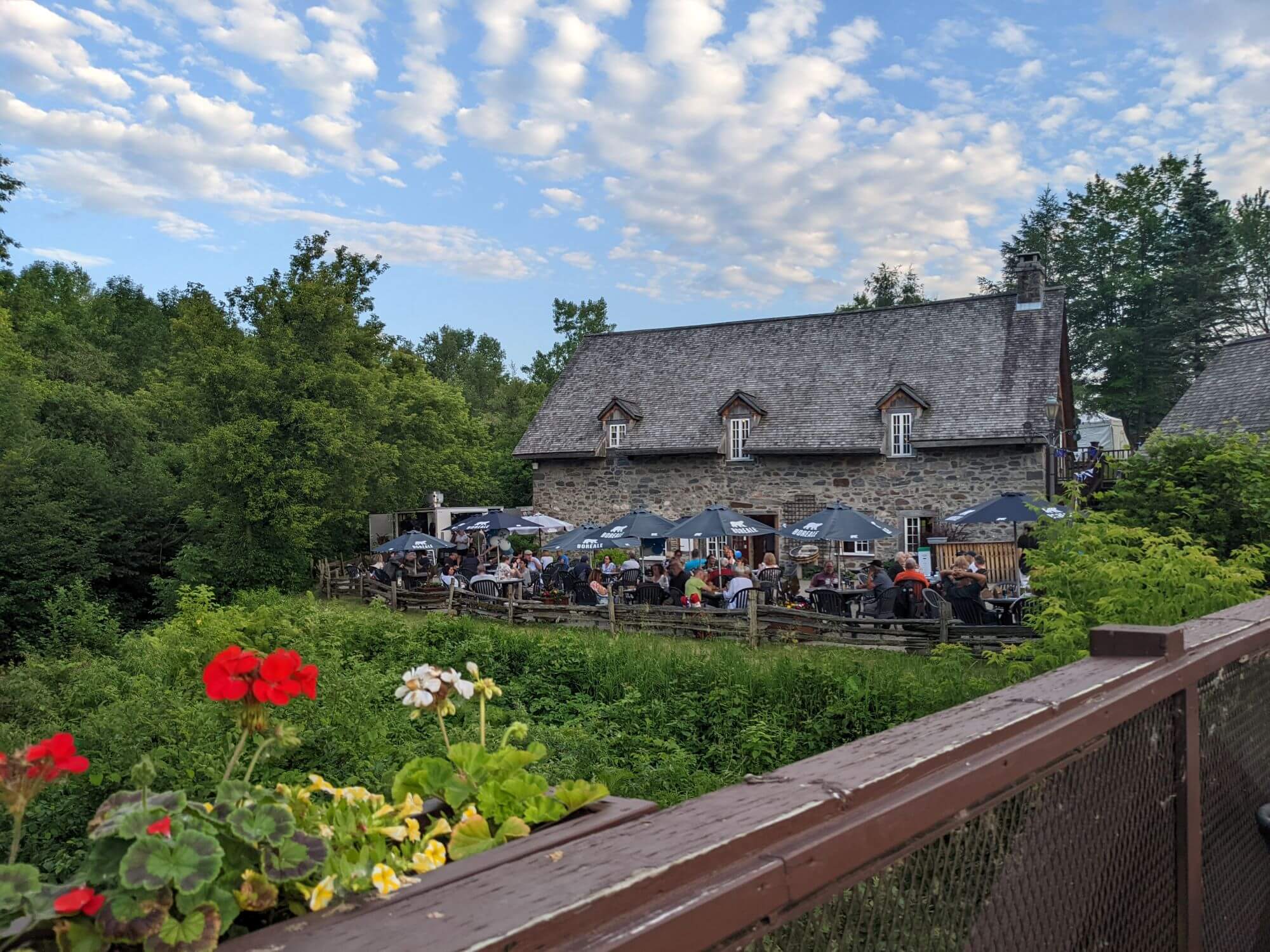 Site patrimonial reconnu, le Moulin Michel offre une terrasse où déguster des produits du terroir.