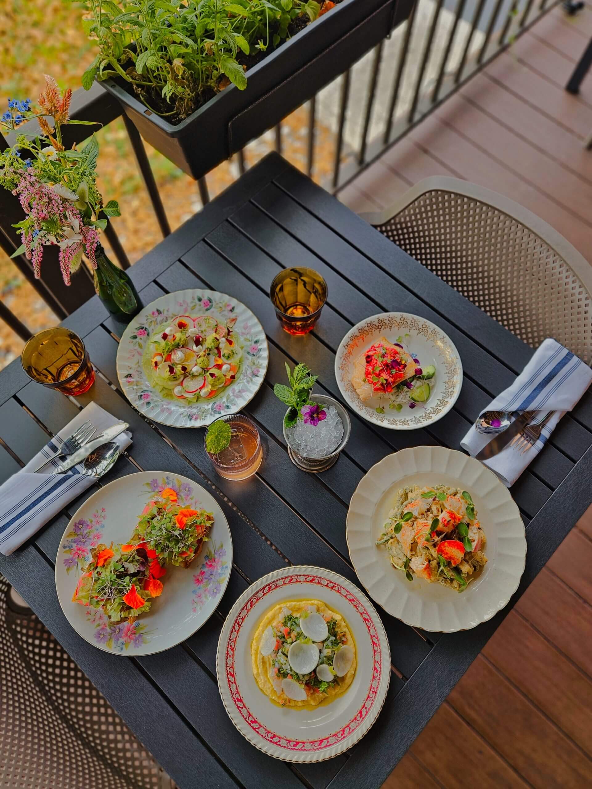 Une table garnie de plats colorés, concoctés par les chefs de Bibine Buvette.