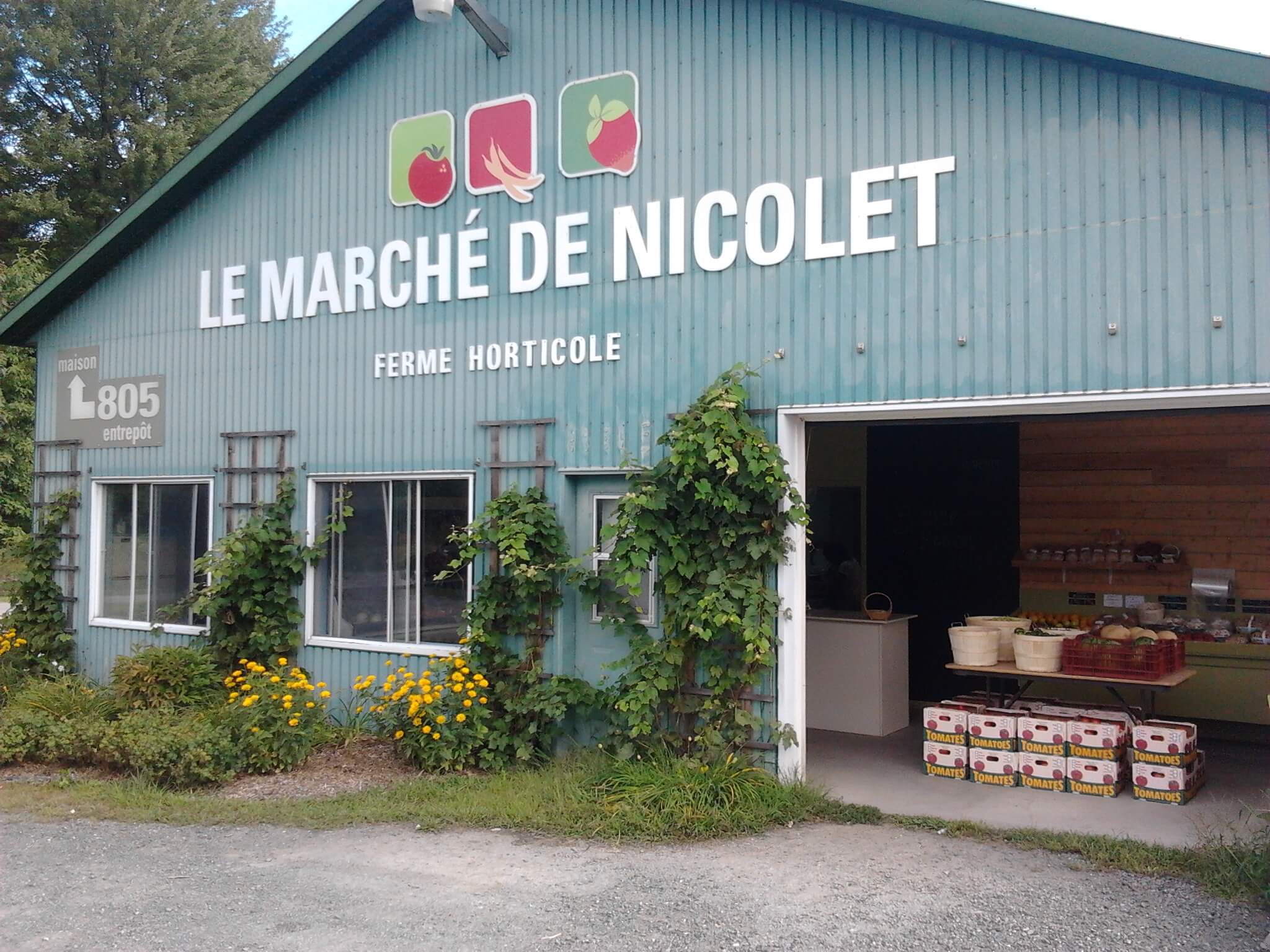 La devanture du Marché de Nicolet, où sont vendus des fruits et légumes frais.