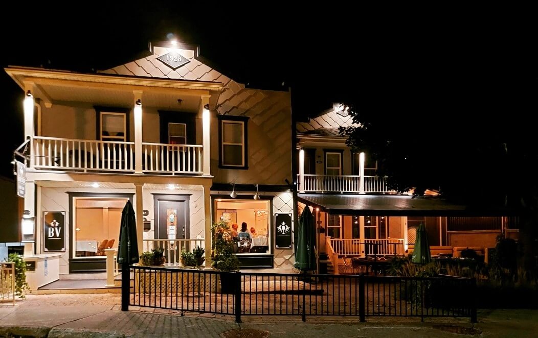 La demeure ancestrale abritant le restaurant À la Bonne Vôtre, photographiée en soirée.